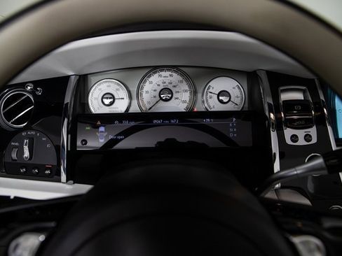 Used 2017 Rolls-Royce Dawn image 18