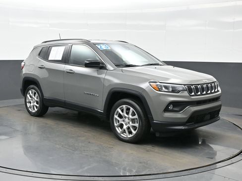 Used 2023 Jeep Compass Latitude image 8