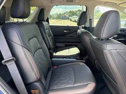 New 2026 Nissan Pathfinder Platinum FWD image 10
