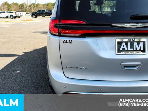 Used 2024 Chrysler Pacifica Touring-L image 12