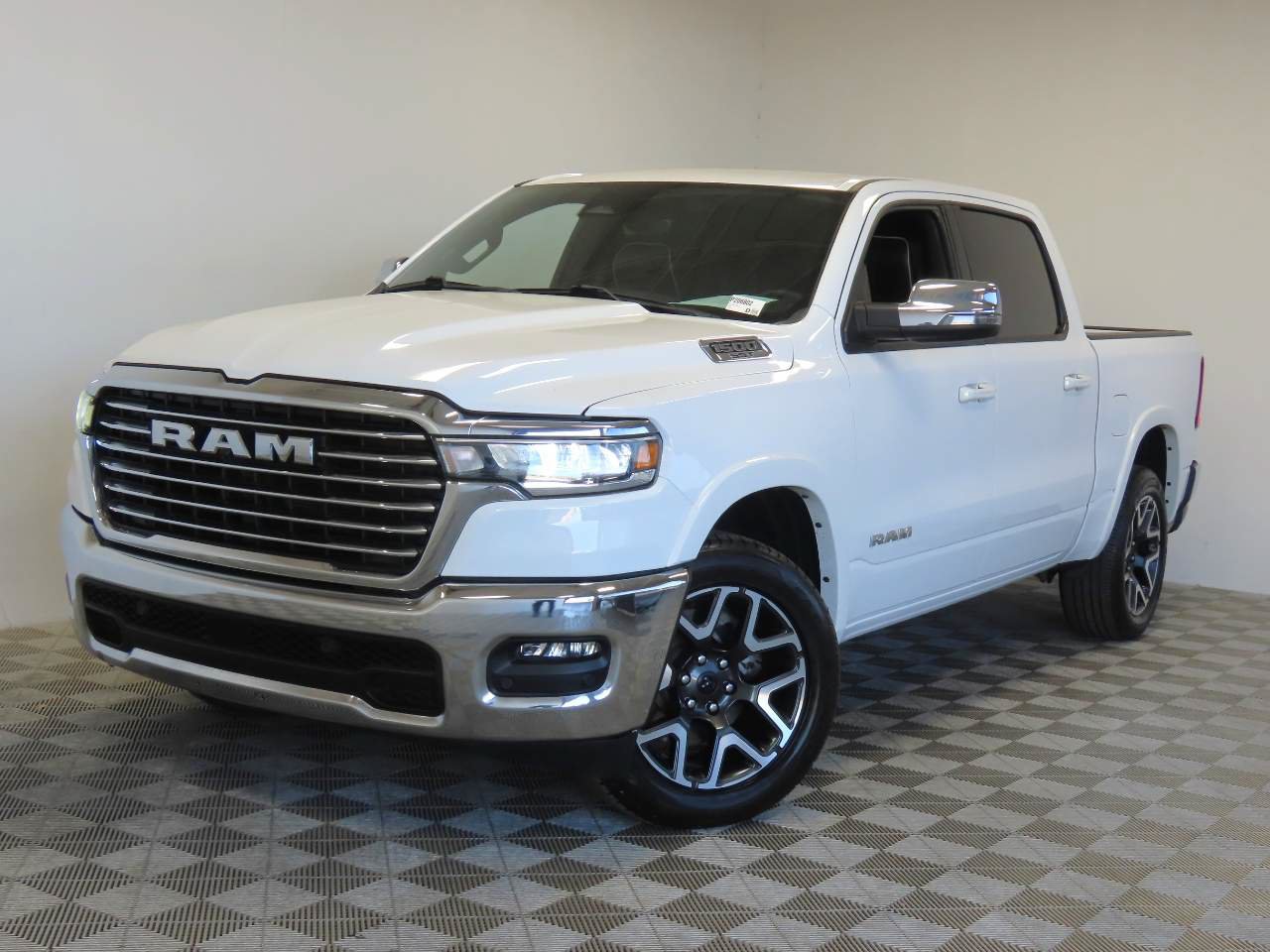 Used 2025 RAM 1500 Laramie AWD/4WD image 1