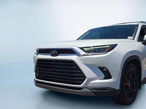 Used 2024 Toyota Grand Highlander AWD image 7