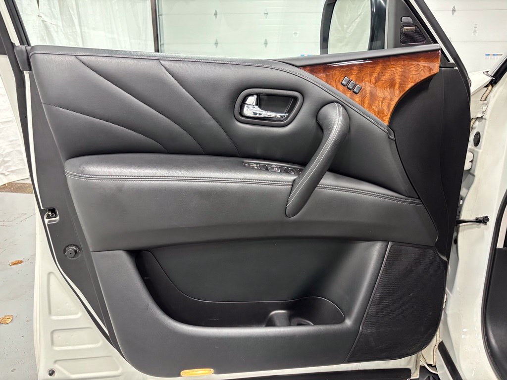 Used 2015 INFINITI QX80 4WD w/ Deluxe Technology Package image 8