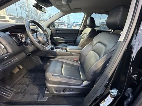 Certified 2025 Nissan Pathfinder SL image 24