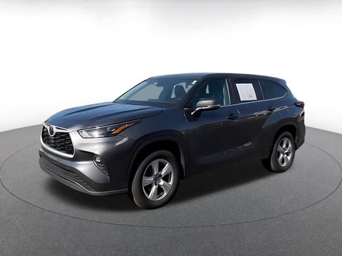 Used 2025 Toyota Highlander LE FWD image 7