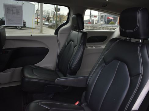 Used 2024 Chrysler Pacifica Touring-L image 16