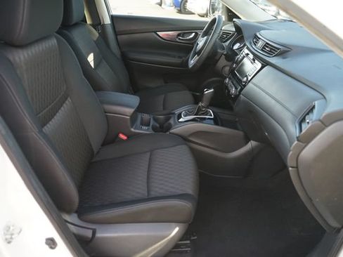 Used 2018 Nissan Rogue SV w/ Premium Package FWD image 18
