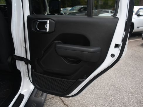 Used 2022 Jeep Gladiator Sport AWD/4WD image 18
