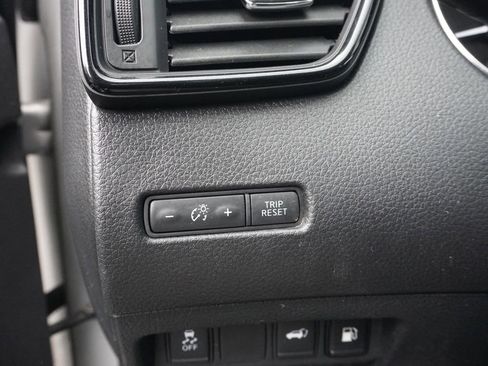Used 2018 Nissan Rogue SV AWD/4WD image 30
