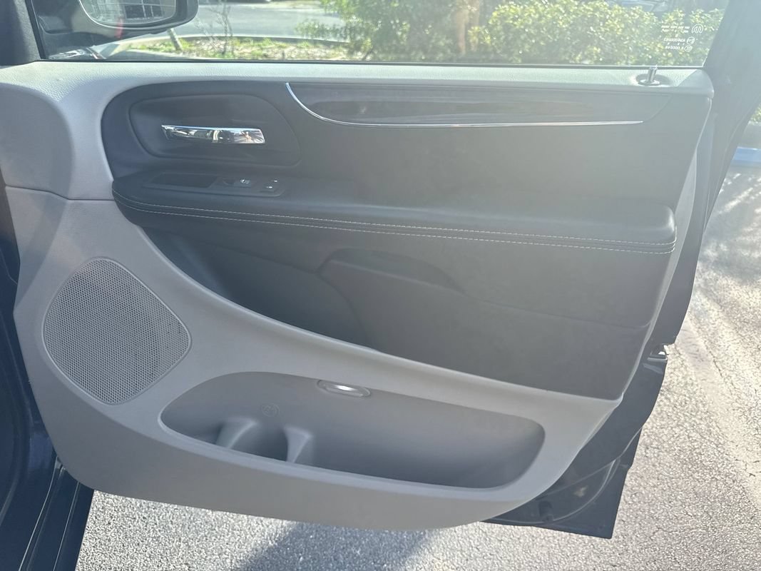 Used 2014 Chrysler Town & Country Touring FWD image 16
