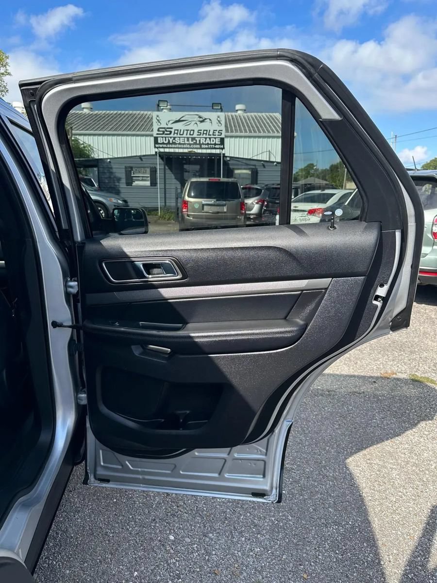 Used 2018 Ford Explorer XLT w/ Equipment Group 201A FWD image 12