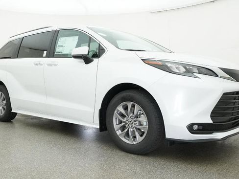 New 2026 Toyota Sienna XLE FWD image 32