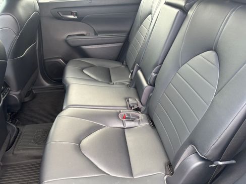 Used 2023 Toyota Highlander XLE FWD image 15