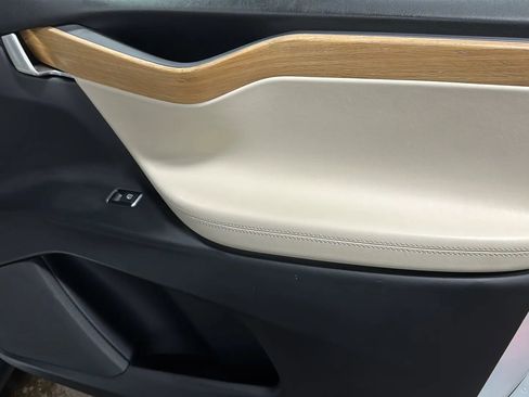 Used 2018 Tesla Model X 75D image 25