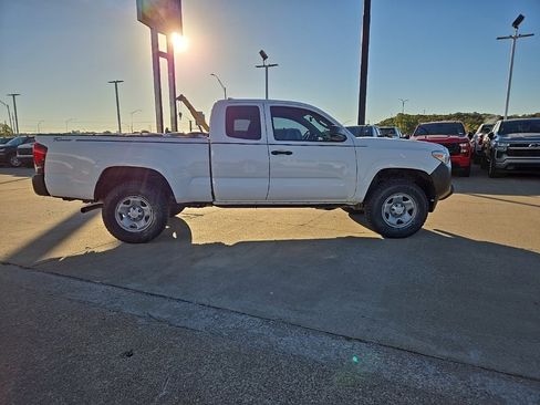 Used 2018 Toyota Tacoma SR image 7