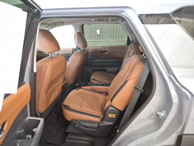 Certified 2025 Nissan Pathfinder Platinum FWD image 18