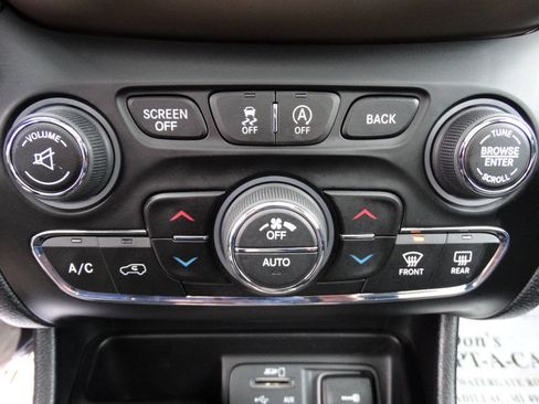 Used 2018 Jeep Cherokee 4WD Limited w/ Luxury Group w/ Luxury Group image 33