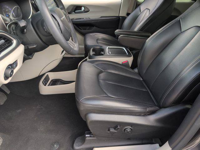 Certified 2023 Chrysler Pacifica Touring-L FWD image 16