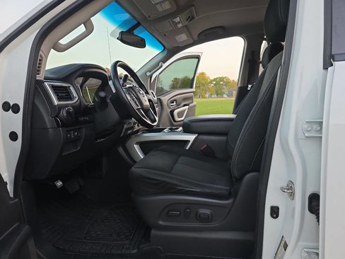 Used 2016 Nissan Titan SV image 9