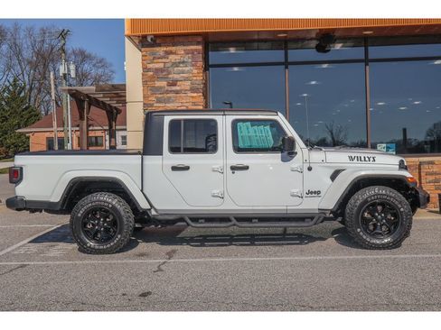 Used 2021 Jeep Gladiator Sport image 2