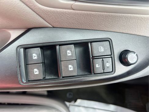 Used 2015 Toyota Sienna LE FWD image 34