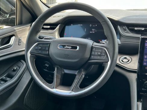 Used 2025 Jeep Grand Cherokee Limited RWD image 37