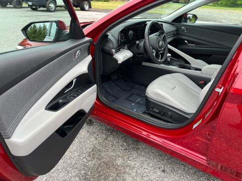 Used 2025 Hyundai Elantra Limited FWD image 10