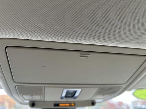 Used 2019 Land Rover Range Rover Evoque SE Premium image 34