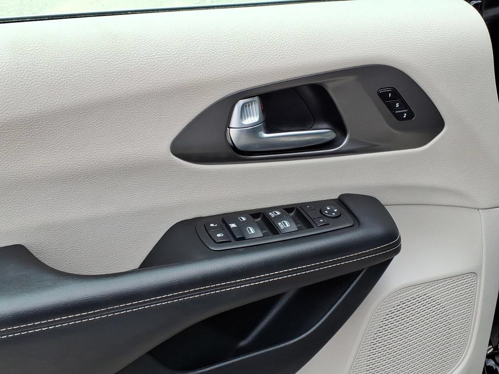 Used 2024 Chrysler Pacifica Touring-L FWD image 11