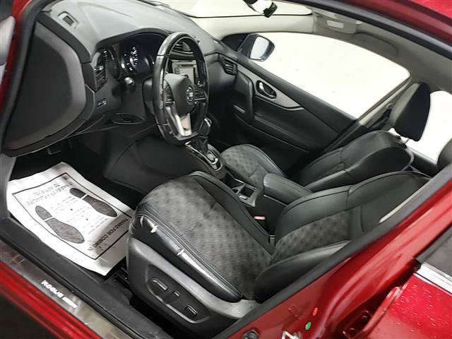 Used 2020 Nissan Rogue Sport SV w/ Technology Package FWD image 2