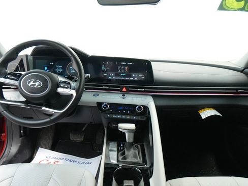 Used 2023 Hyundai Elantra Limited image 31