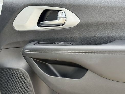 Used 2024 Chrysler Pacifica Limited FWD image 27
