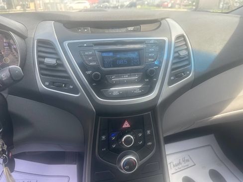 Used 2014 Hyundai Elantra SE image 11