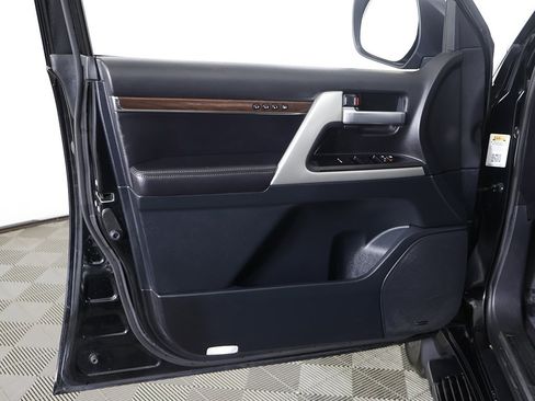 Used 2020 Toyota Land Cruiser image 28