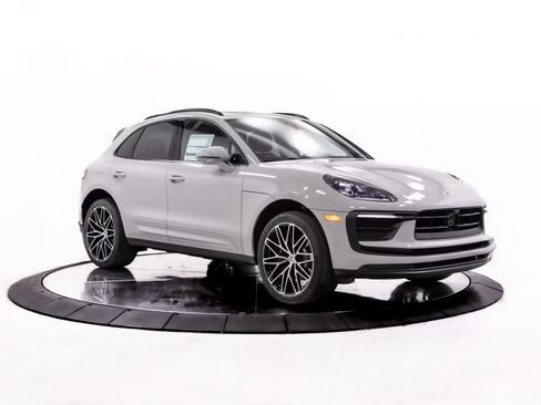 Certified 2026 Porsche Macan AWD/4WD image 9