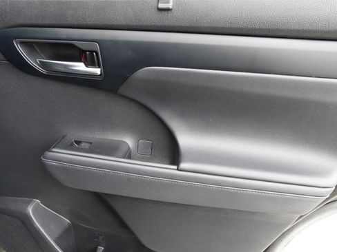 Used 2022 Toyota Highlander XLE image 32