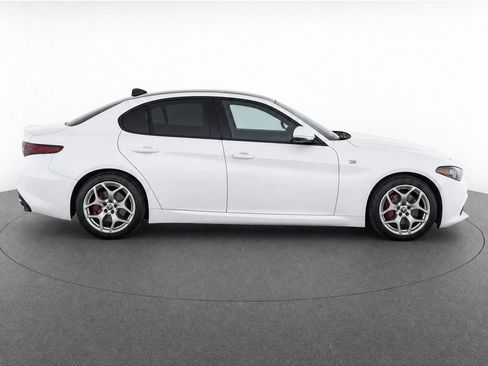 Used 2022 Alfa Romeo Giulia Ti RWD image 3