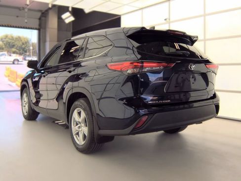 Used 2023 Toyota Highlander LE FWD image 5