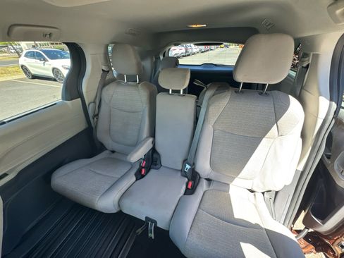 Used 2023 Toyota Sienna LE FWD image 16