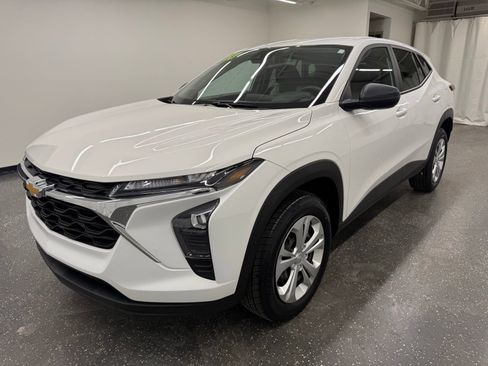 Used 2024 Chevrolet Trax LS w/ Driver Confidence Package image 4