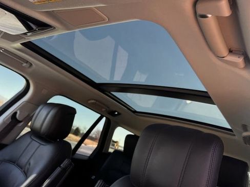 Used 2020 Land Rover Range Rover HSE image 19