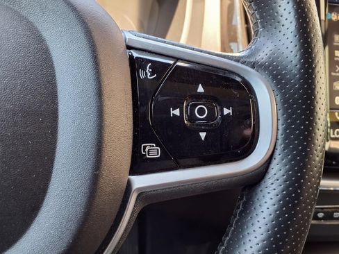 Used 2019 Volvo XC60 T5 Momentum w/ Multimedia Package AWD/4WD image 23