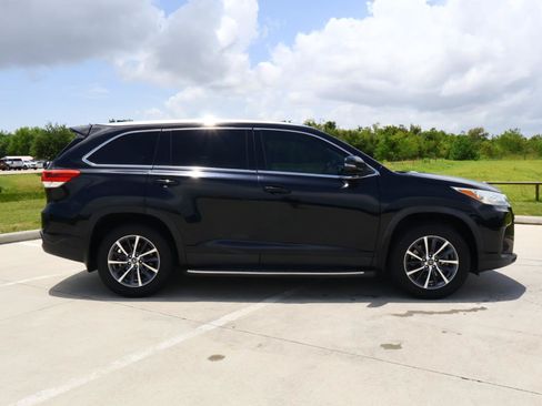 Used 2019 Toyota Highlander XLE FWD image 5