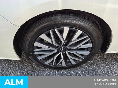 Used 2025 Nissan Altima 2.5 SV FWD image 3