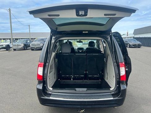 Used 2016 Chrysler Town & Country Touring FWD image 35