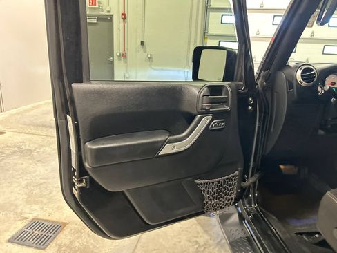 Used 2015 Jeep Wrangler Unlimited Sahara w/ Connectivity Group AWD/4WD image 16