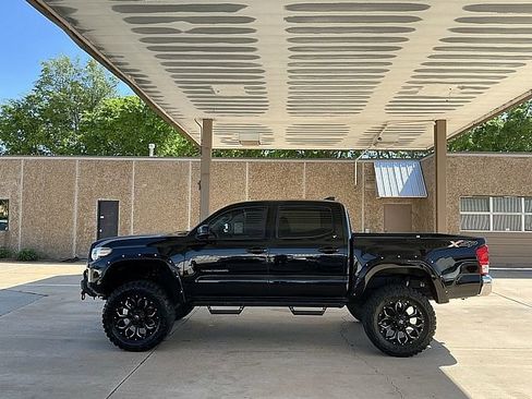 Used 2017 Toyota Tacoma SR5 w/ Tow Package RWD image 8