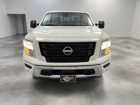 Used 2024 Nissan Titan SV w/ SV Convenience Package AWD/4WD image 3