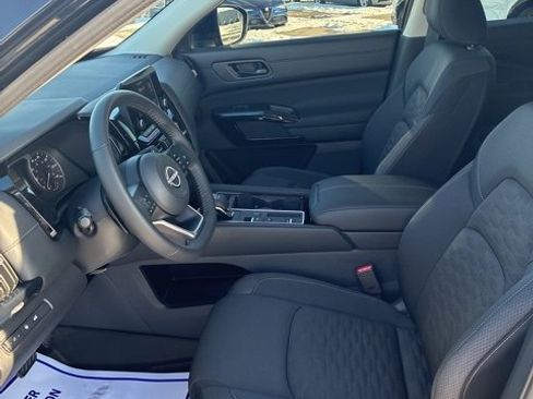 Used 2025 Nissan Pathfinder SV w/ Black Appearance Package image 13