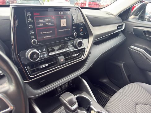 Used 2020 Toyota Highlander LE AWD/4WD image 22